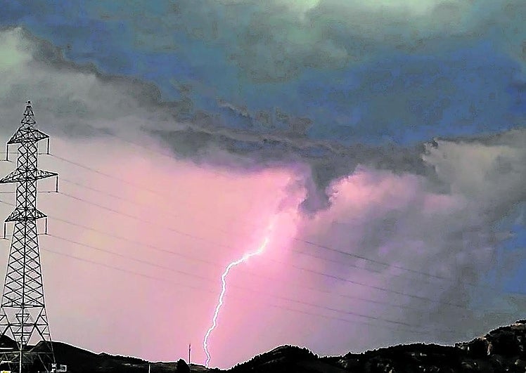 Rayo visto desde la zona de Villa Patro, con la silueta de Lardero al fondo. teresa