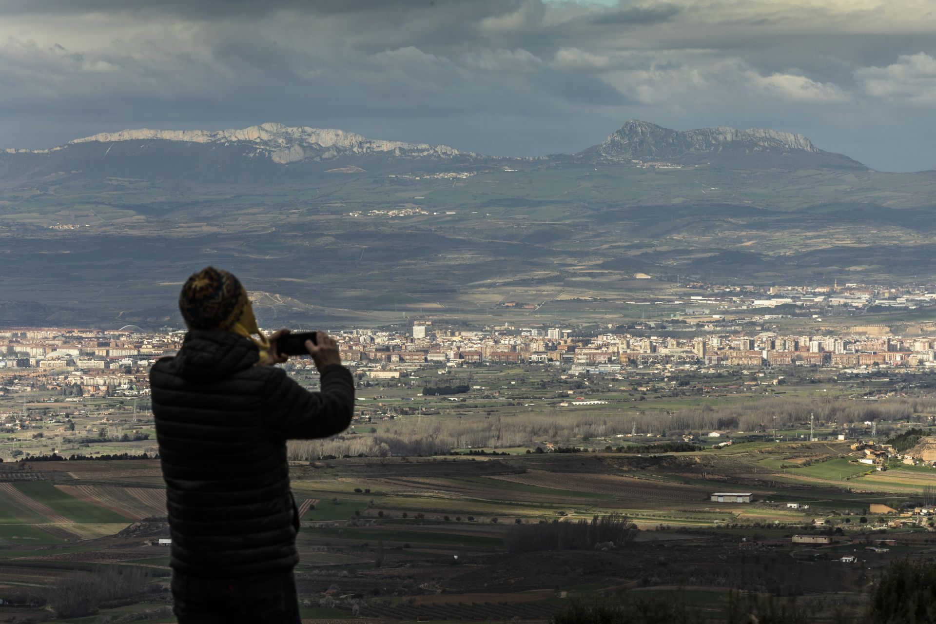 Vista panorámica de Logrono y la Sierra de Cantabria desde Clavijo.