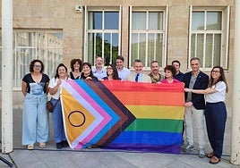 Entrega de la bandera LGTBIQ+ al Ayuntamiento de Logroño.