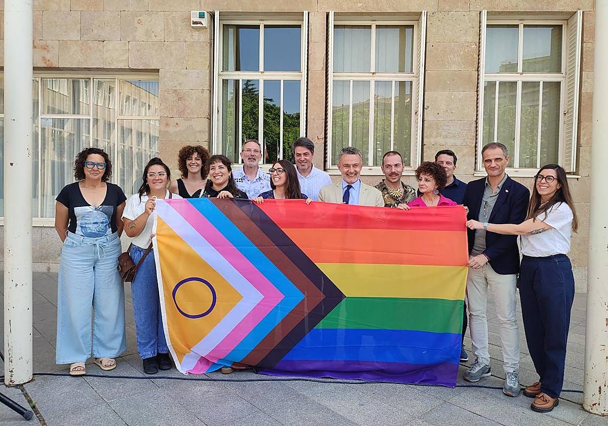 Entrega de la bandera LGTBIQ+ al Ayuntamiento de Logroño.