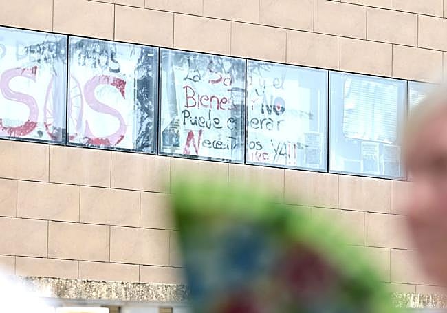 Carteles de protesta en la cristalera del comedor.