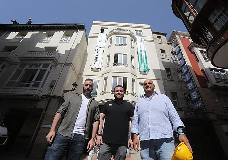 El arquitecto Pablo Ruiz, el concejal Íñigo López-Araquistain y el representante de la constructora, Miguel García, este martes frente a la fachada del Hostal Niza, en plena rehabilitación.