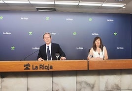 El doctor Carlos Piserra y la presidenta del Colegio de Psicología de La Rioja, Pilar Calvo, en su comparecencia de este miércoles.