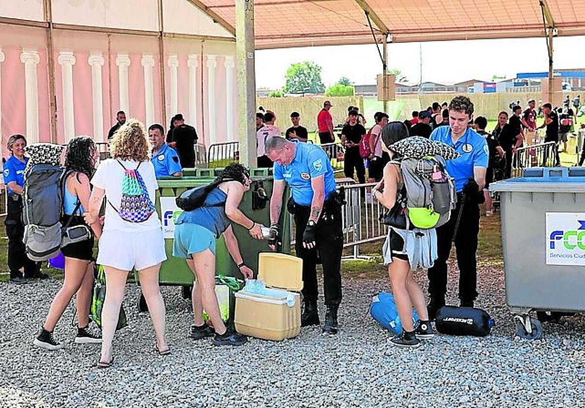 Personal de seguridad, revisando maletas y mochilas