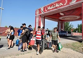 Llegada de un grupo de jóvenes al camping del festival esta mañana.