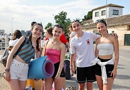 Los 'holikers' llegan al festival y se instalan en el camping