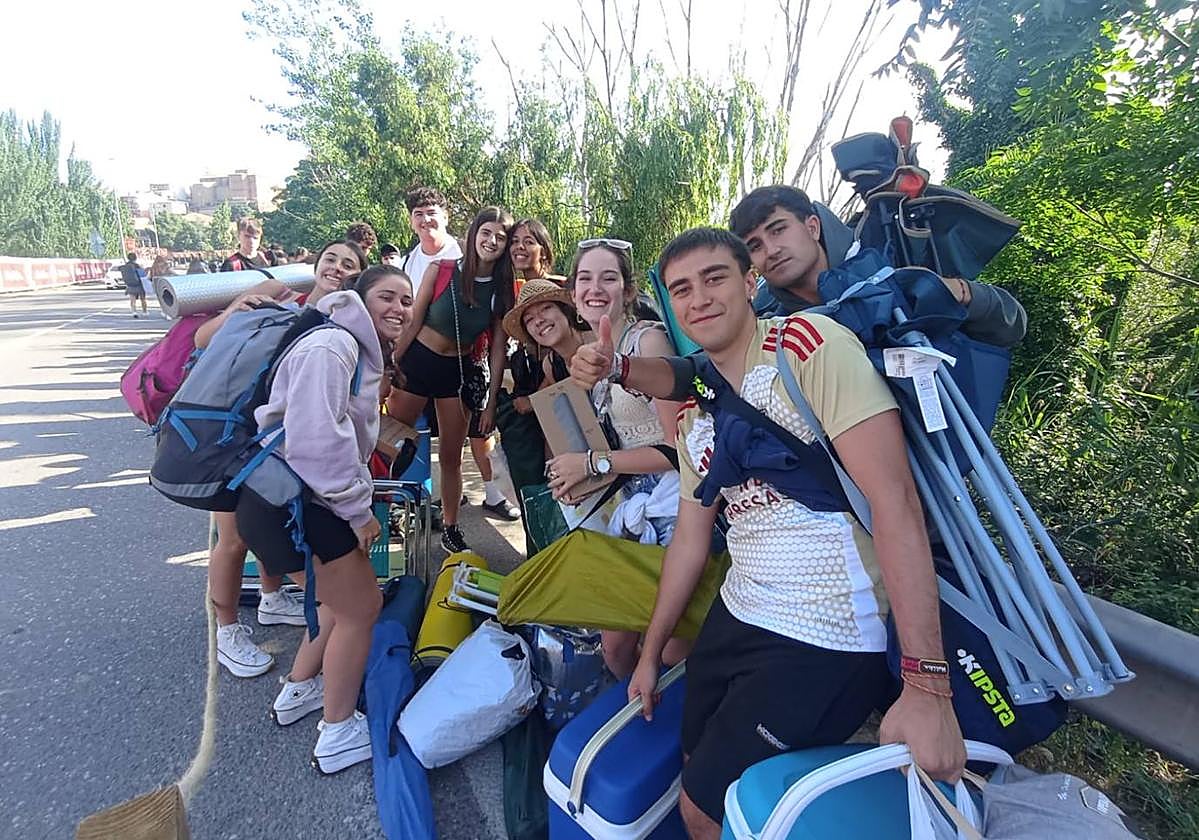 Jóvenes a la espera de entrar a las zonas de acampada del festival Holika de Calahorra.
