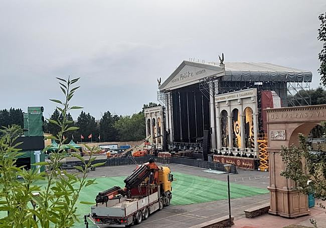 Últimos retoques del escenario.