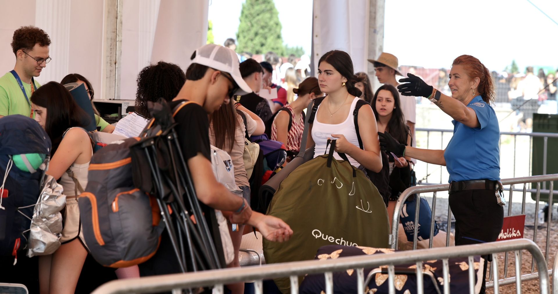 Los &#039;holikers&#039; llegan al festival y se instalan en el camping