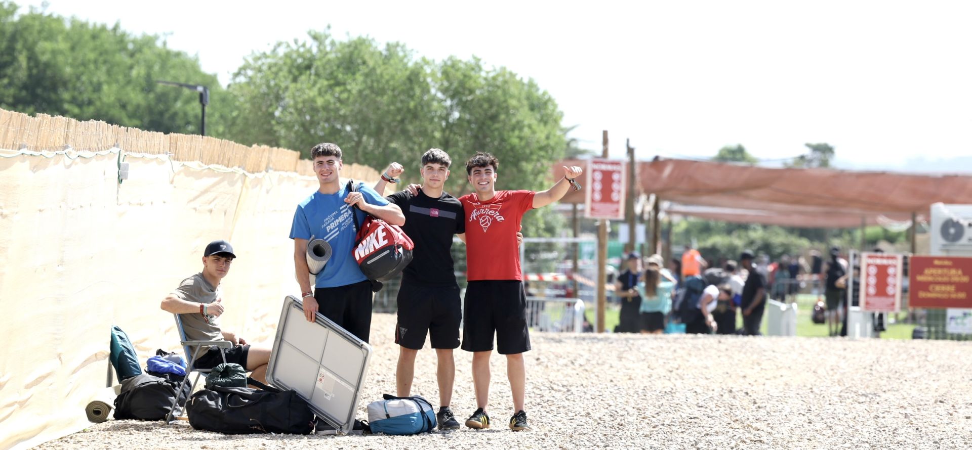 Los &#039;holikers&#039; llegan al festival y se instalan en el camping