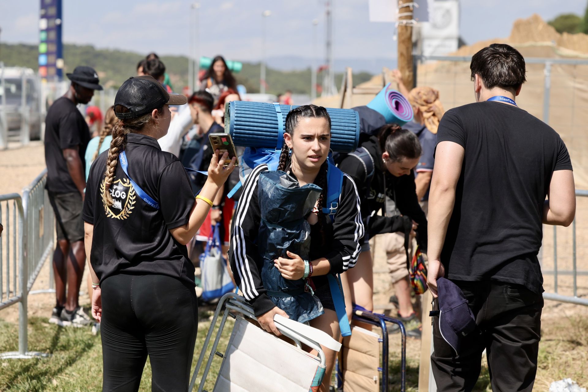 Los &#039;holikers&#039; llegan al festival y se instalan en el camping