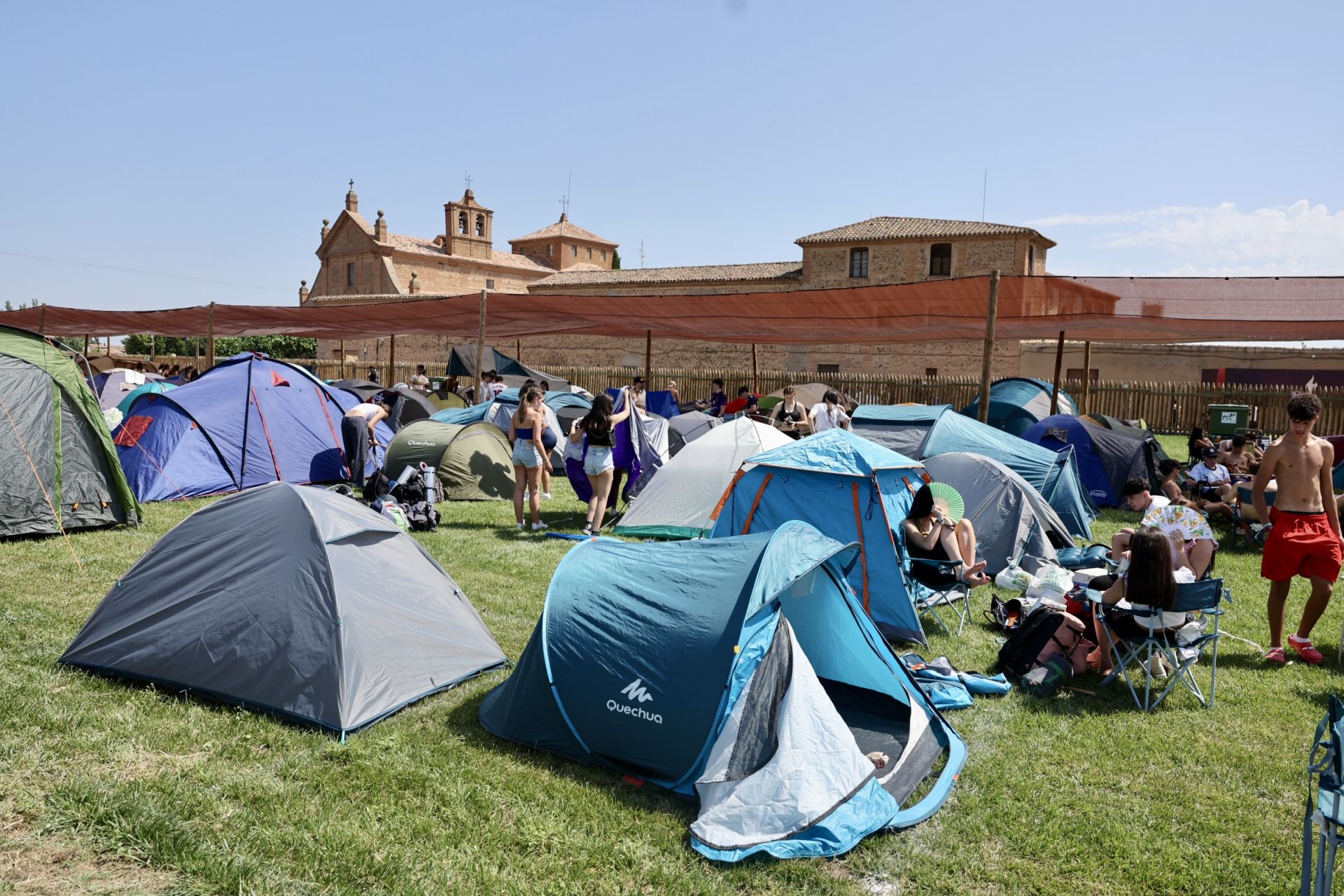 Los &#039;holikers&#039; llegan al festival y se instalan en el camping