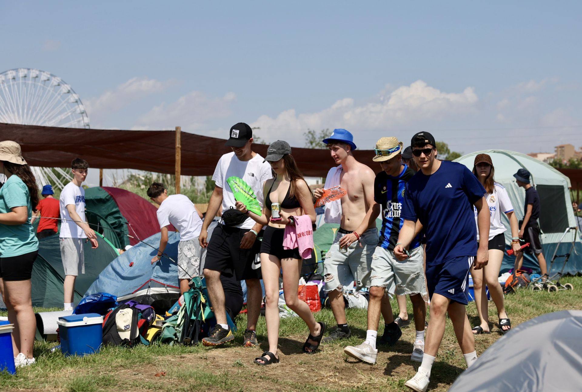 Los &#039;holikers&#039; llegan al festival y se instalan en el camping