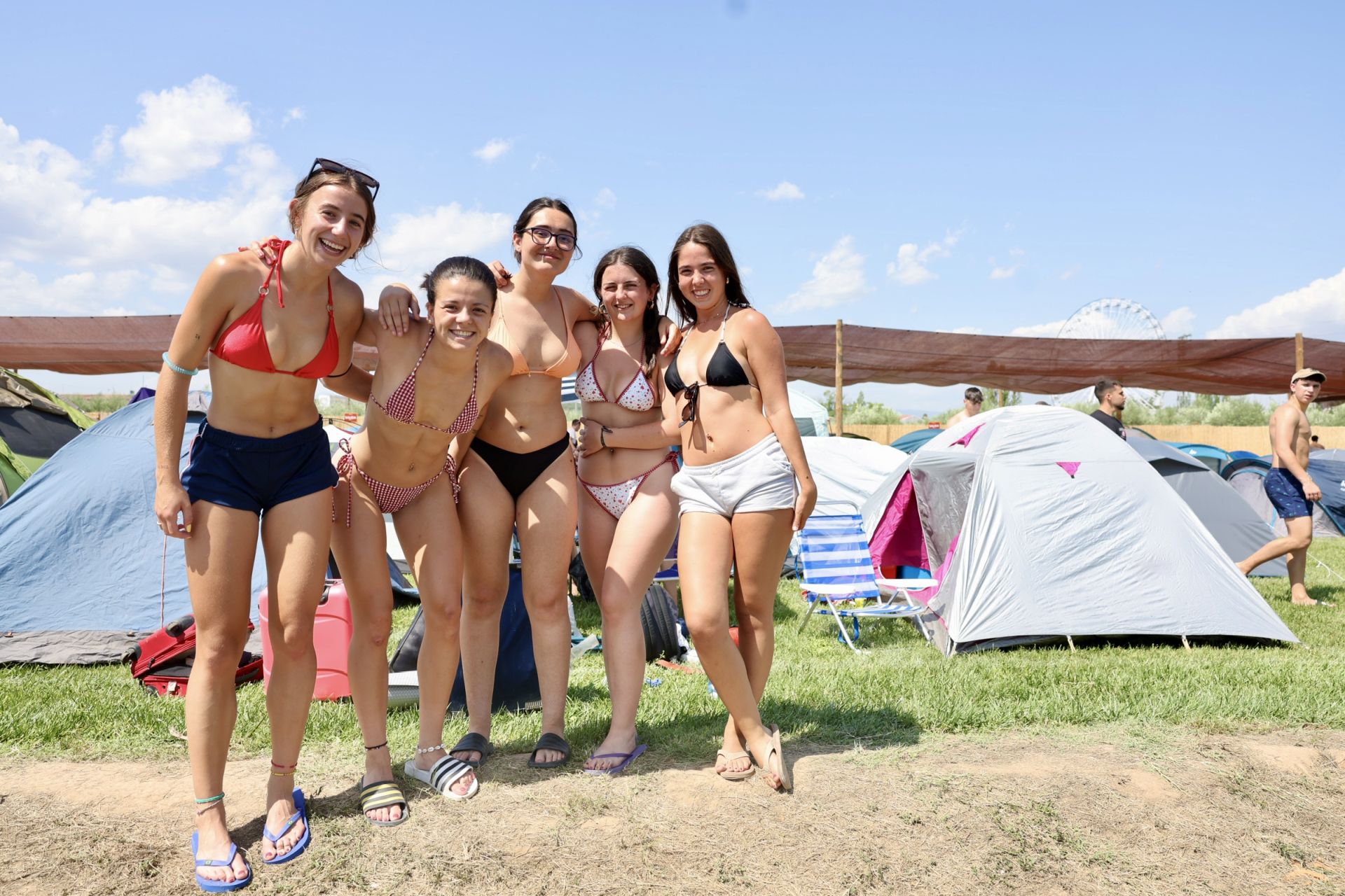 Los &#039;holikers&#039; llegan al festival y se instalan en el camping