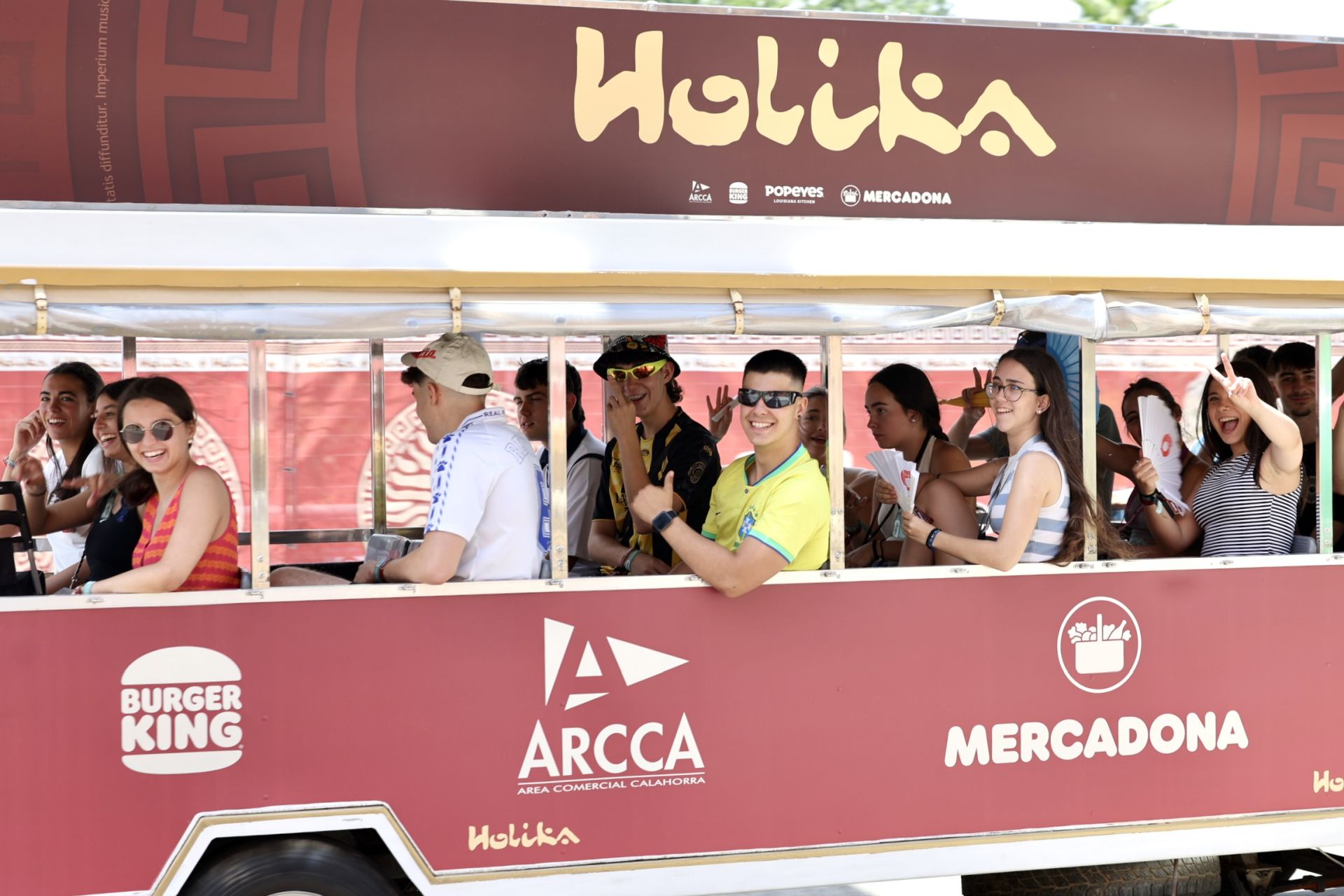 Los &#039;holikers&#039; llegan al festival y se instalan en el camping