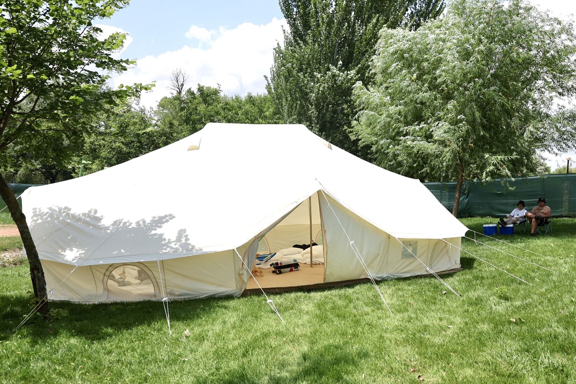 Los &#039;holikers&#039; llegan al festival y se instalan en el camping