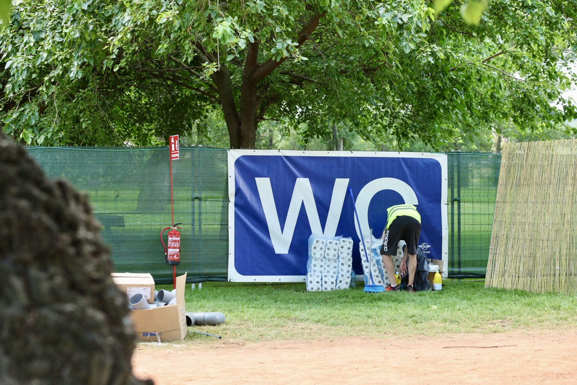 Los &#039;holikers&#039; llegan al festival y se instalan en el camping