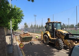 Los operarios buscan la causa de la falta de presión en los polígonos en una avería entre los campos de fútbol de La Molineta.