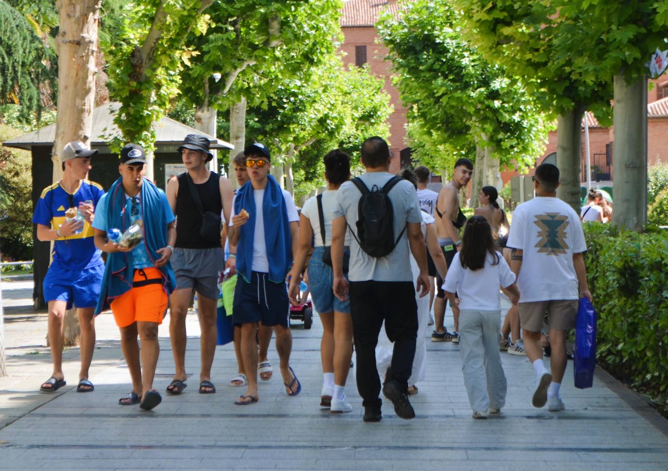 Las imágenes que dejan los holikers tras la primera noche del festival