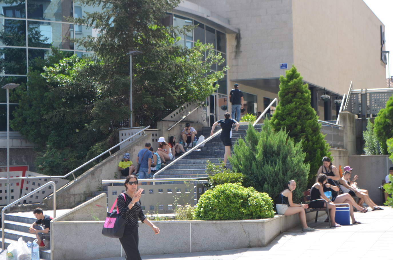 Las imágenes que dejan los holikers tras la primera noche del festival