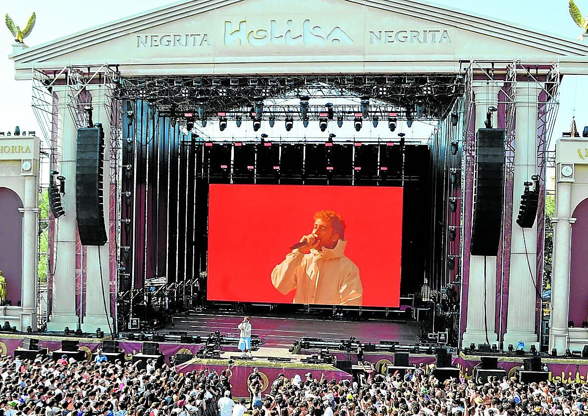 Un momento de la actuación del artista Lucho RK en el Festival Holika.
