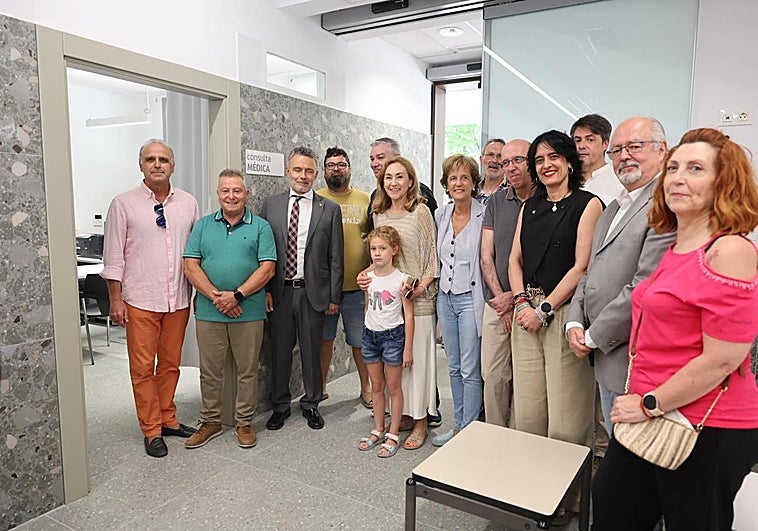 Foto de familia en el nuevo consultorio médico de Los Lirios.