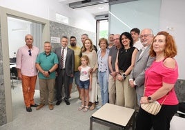 Foto de familia en el nuevo consultorio médico de Los Lirios.
