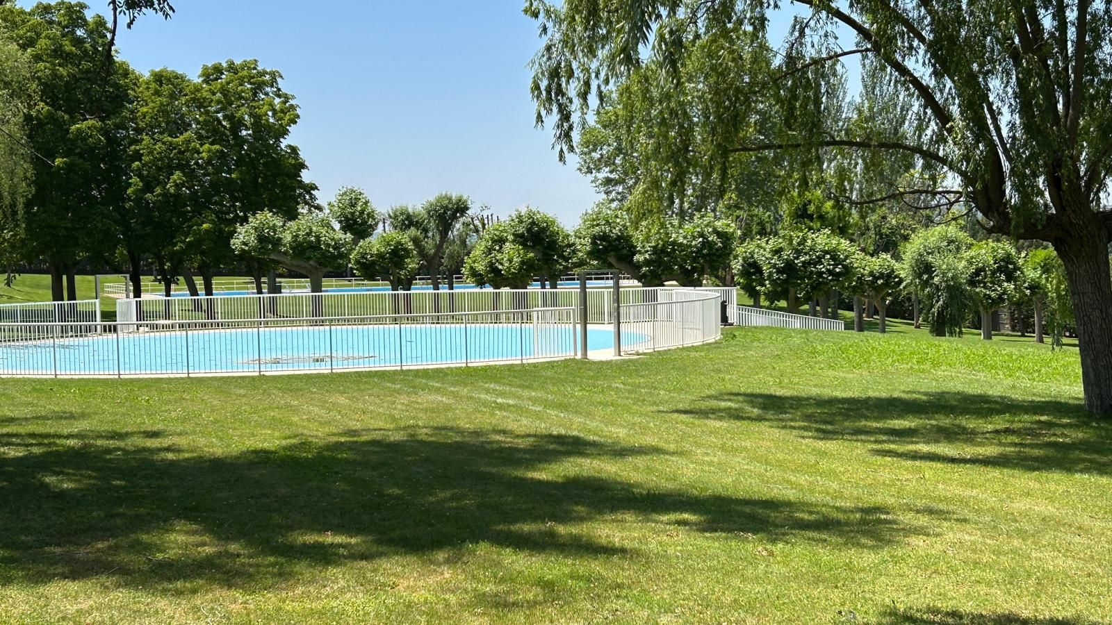 Piscinas municipales de Alberite, cerradas.