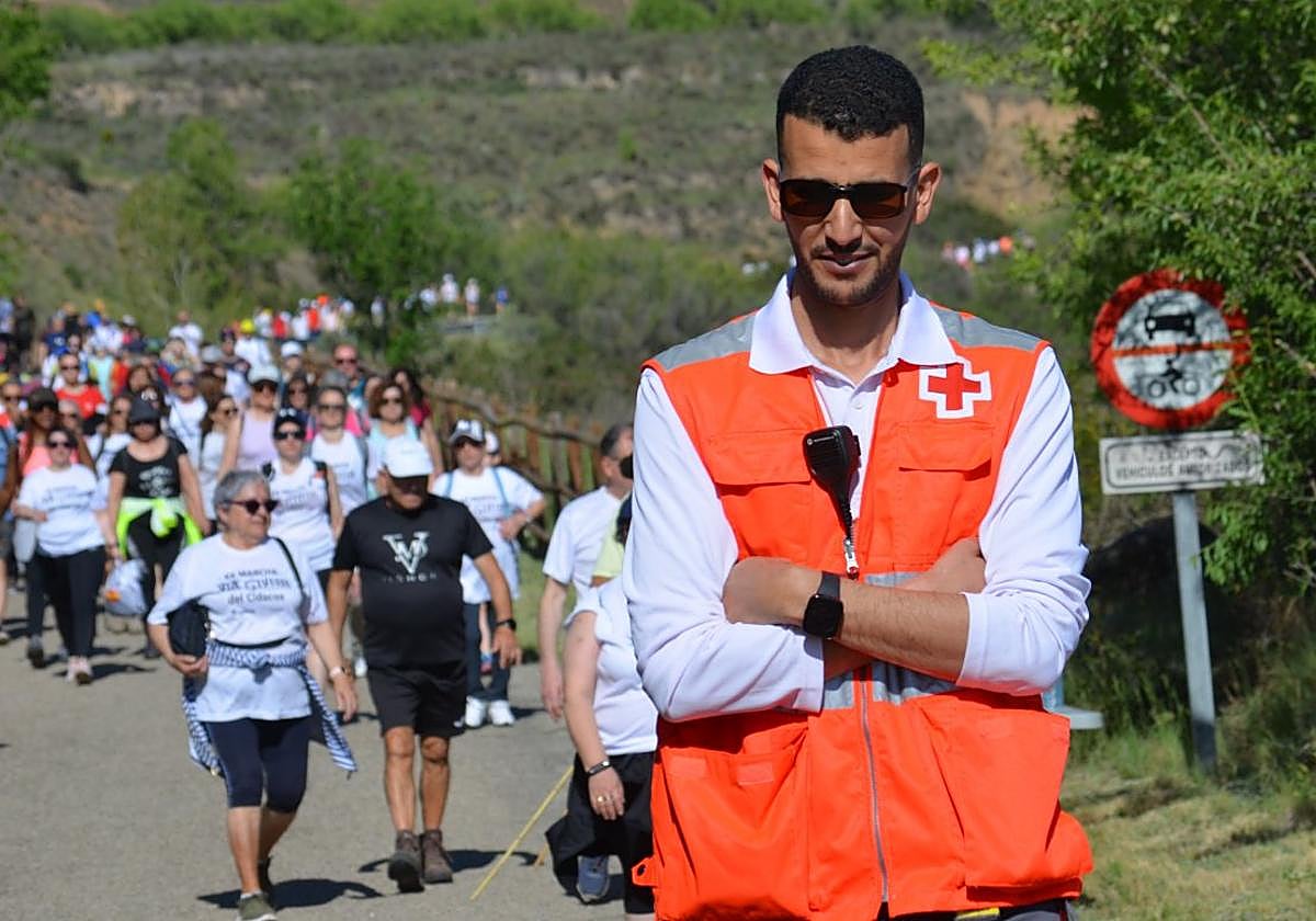 Un voluntario de Cruz Roja, en la Marcha de la Vía Verde del Cidacos del pasado año.