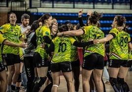 Las jugadoras del Grafometal celebran un triunfo.