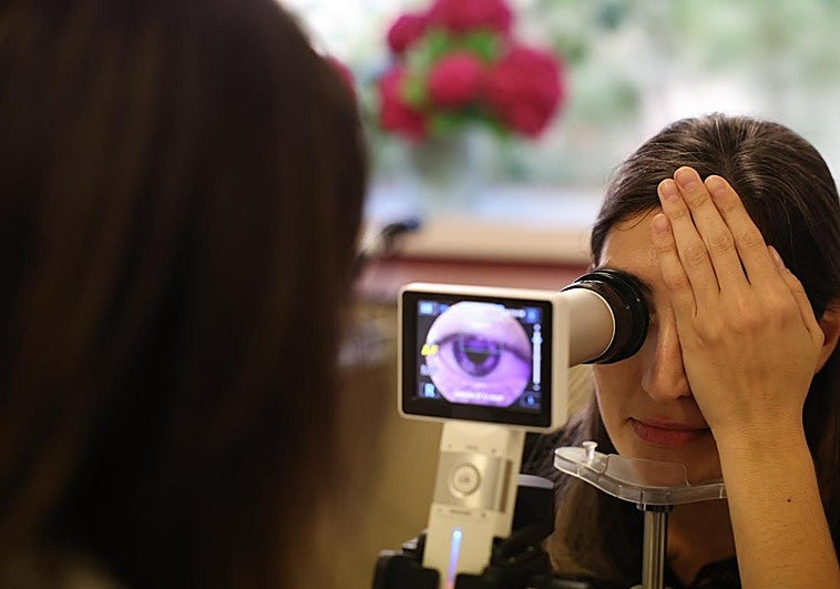Una enfermera realiza una retinografía a una paciente, este viernes en el centro de salud de Cascajos.