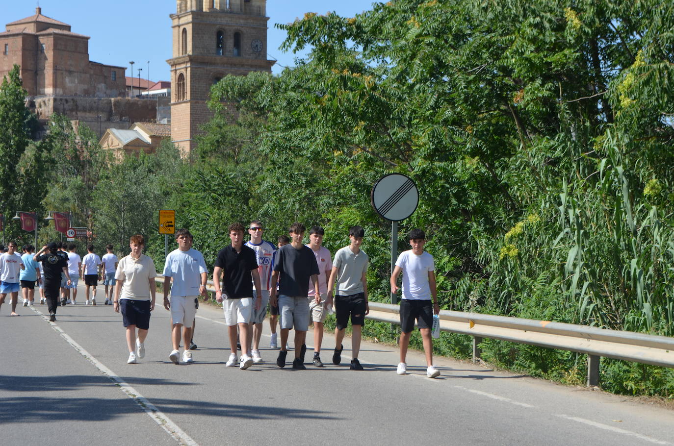 Móviles en mano, abanicos, pogos... Las imágenes que deja la inauguración del festival Holika