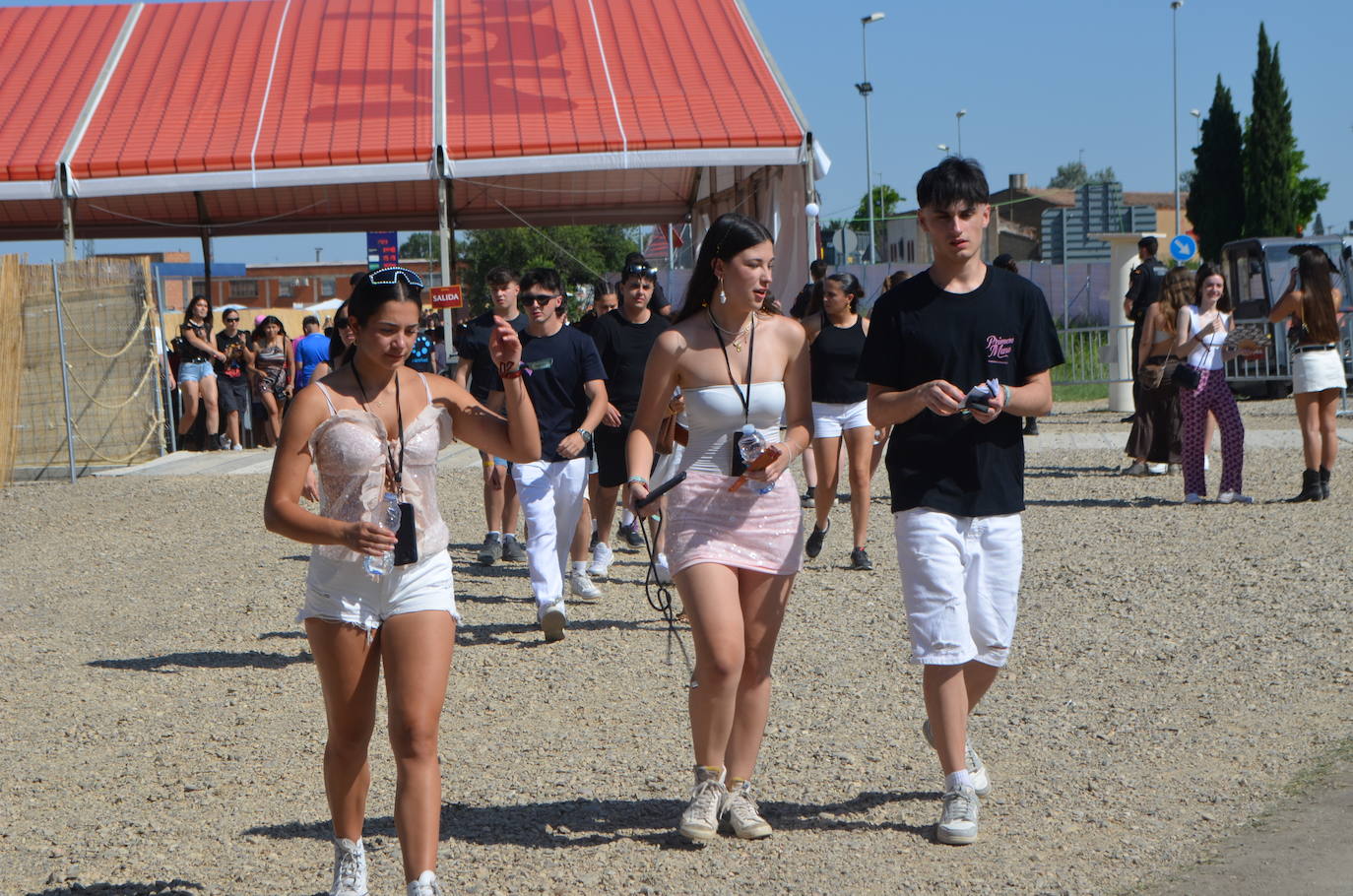 Móviles en mano, abanicos, pogos... Las imágenes que deja la inauguración del festival Holika