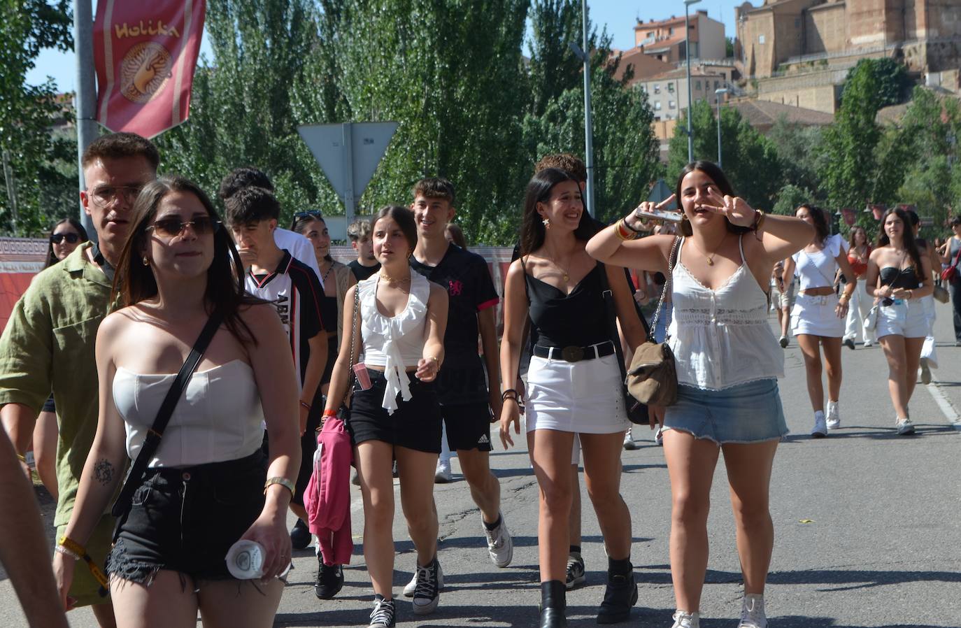 Móviles en mano, abanicos, pogos... Las imágenes que deja la inauguración del festival Holika