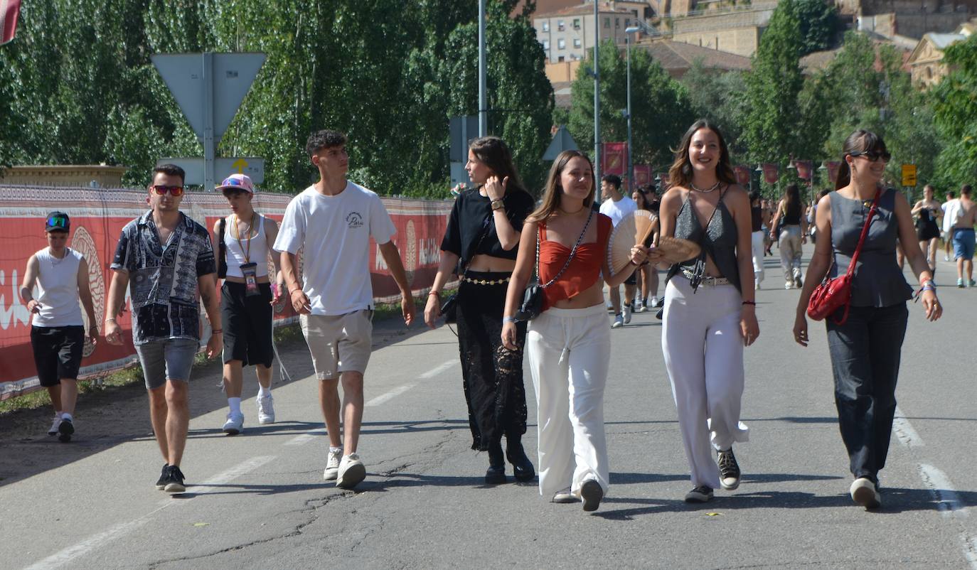 Móviles en mano, abanicos, pogos... Las imágenes que deja la inauguración del festival Holika