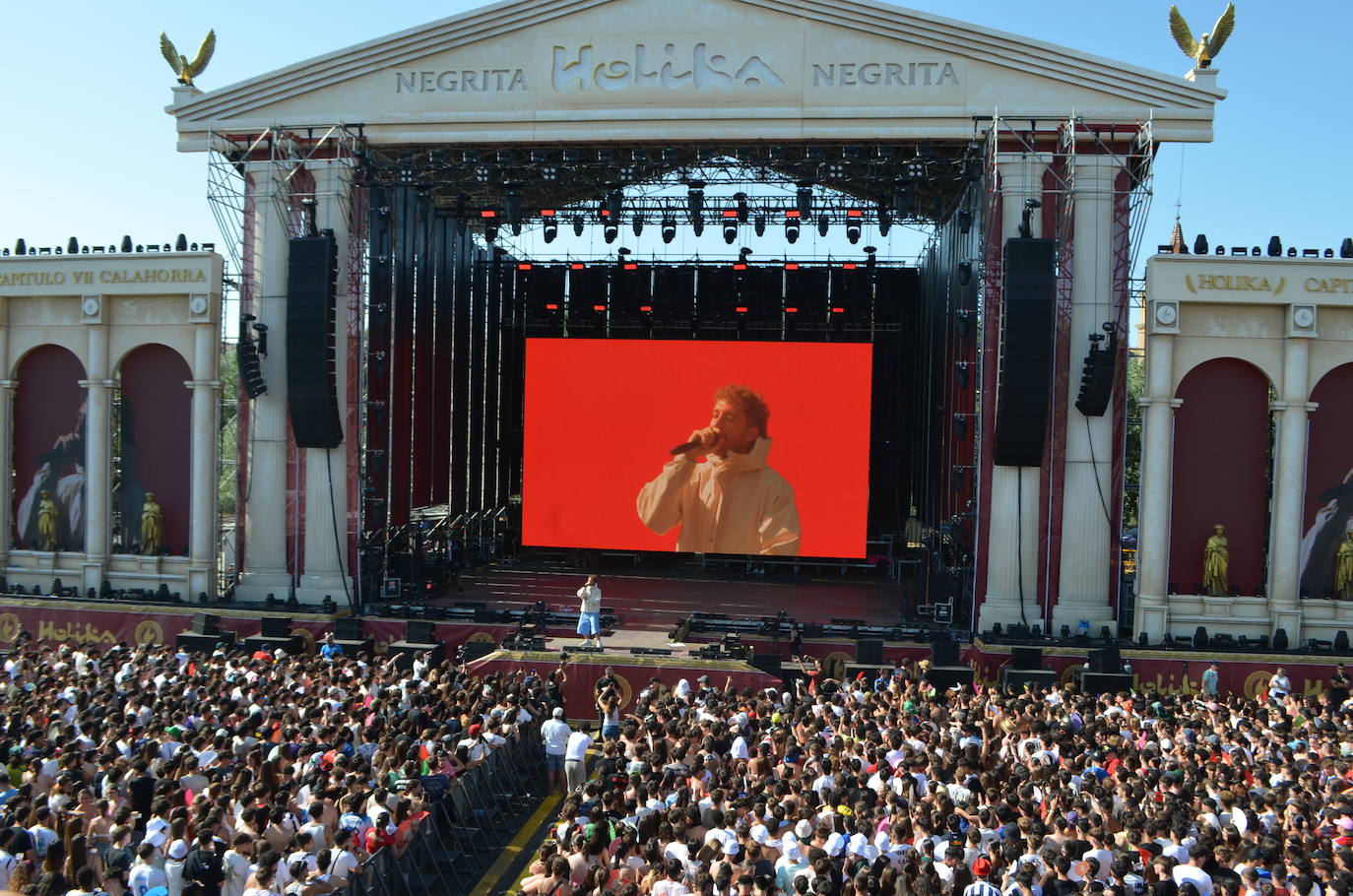 Móviles en mano, abanicos, pogos... Las imágenes que deja la inauguración del festival Holika