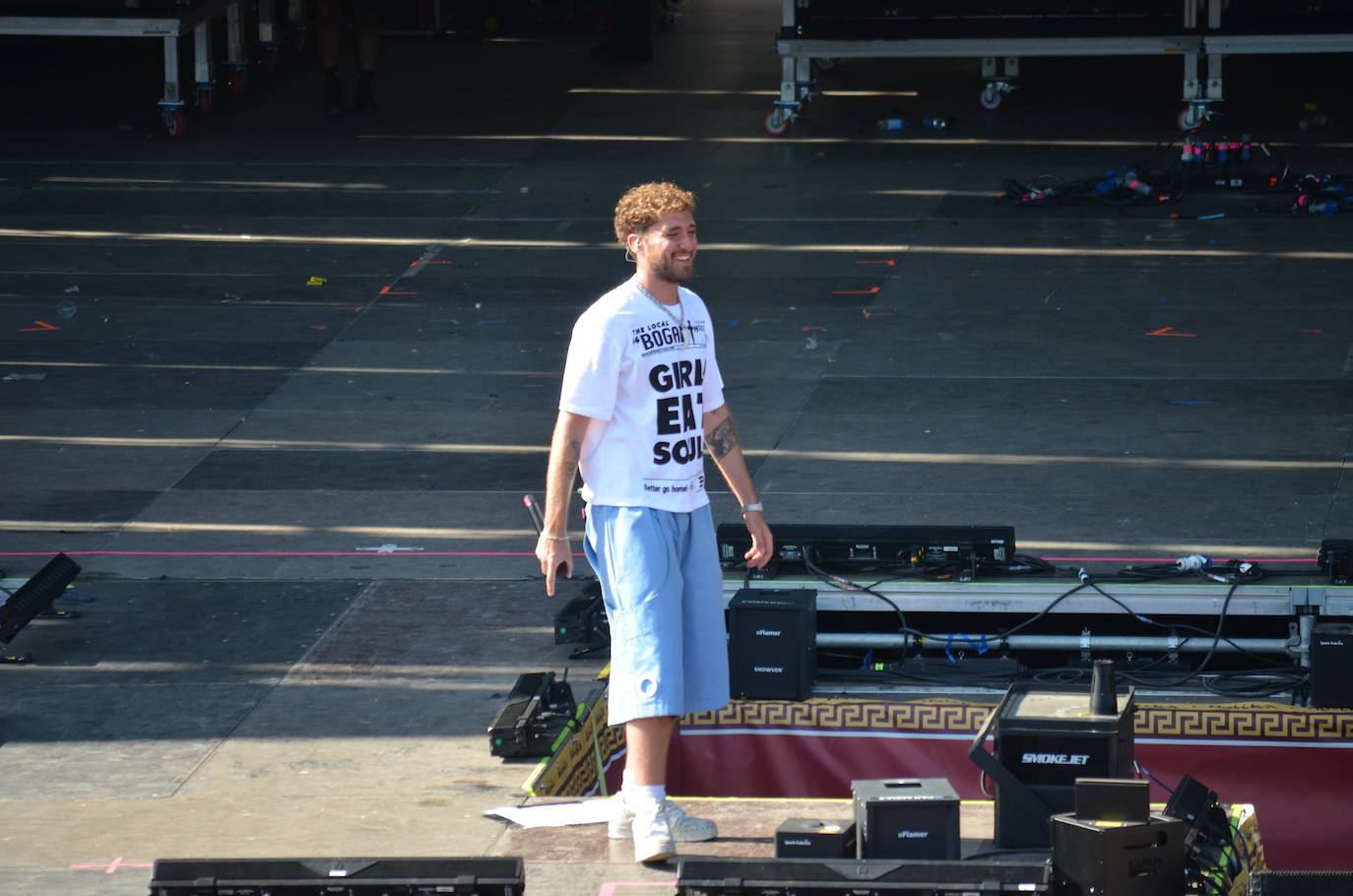 Móviles en mano, abanicos, pogos... Las imágenes que deja la inauguración del festival Holika