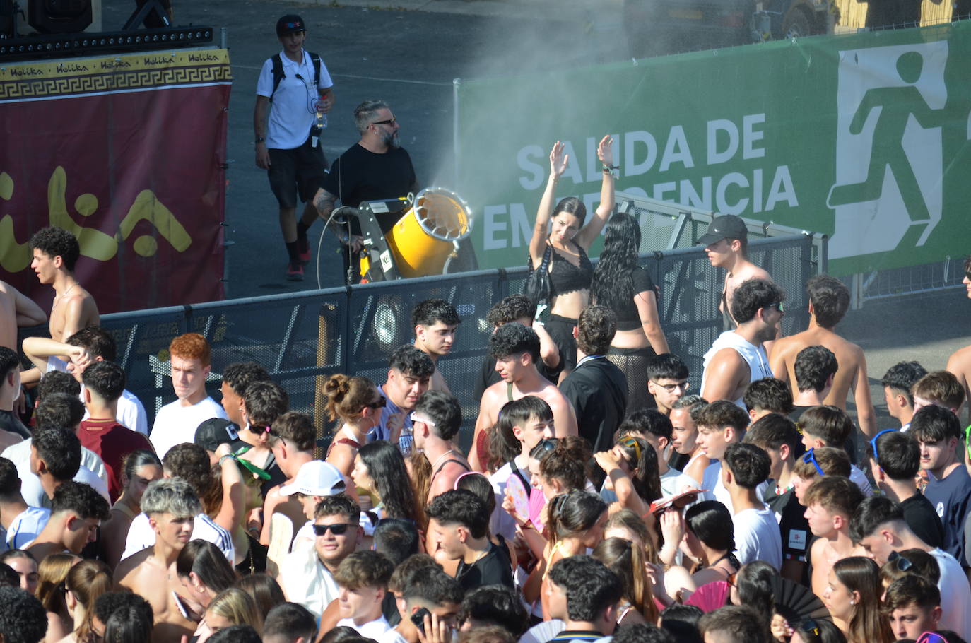 Móviles en mano, abanicos, pogos... Las imágenes que deja la inauguración del festival Holika