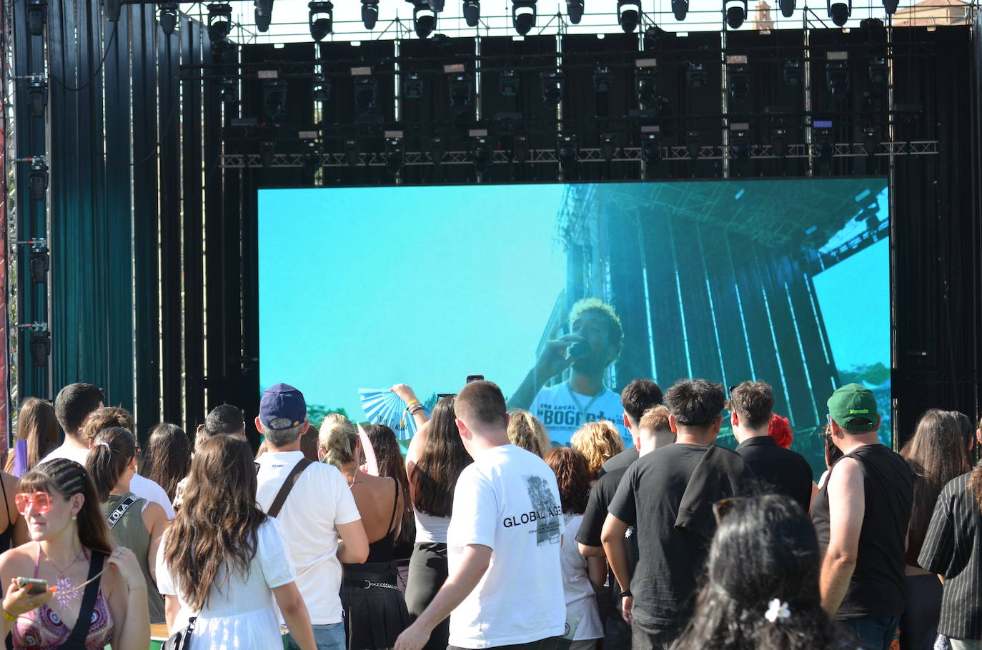 Móviles en mano, abanicos, pogos... Las imágenes que deja la inauguración del festival Holika