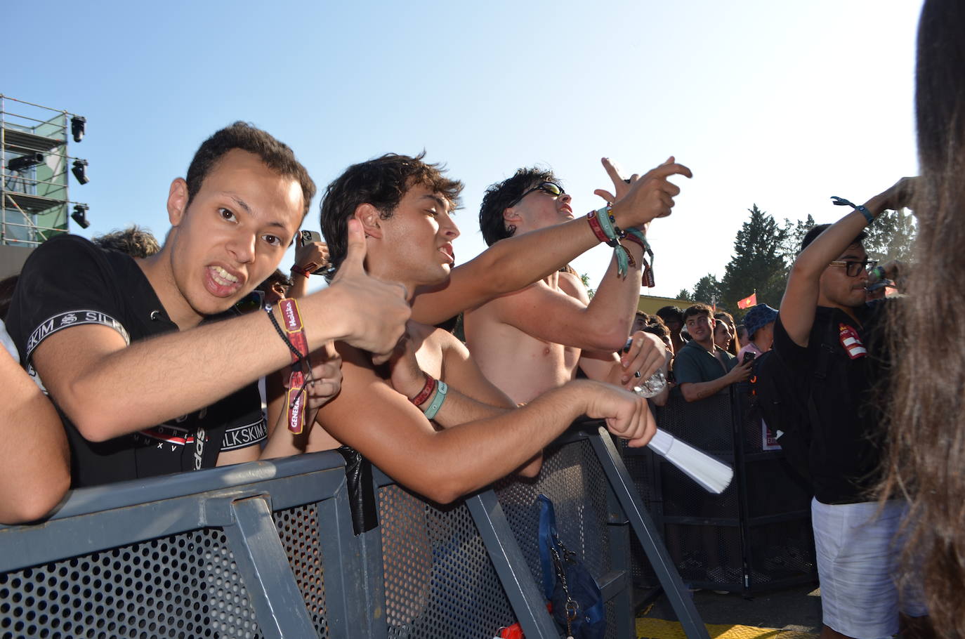 Móviles en mano, abanicos, pogos... Las imágenes que deja la inauguración del festival Holika