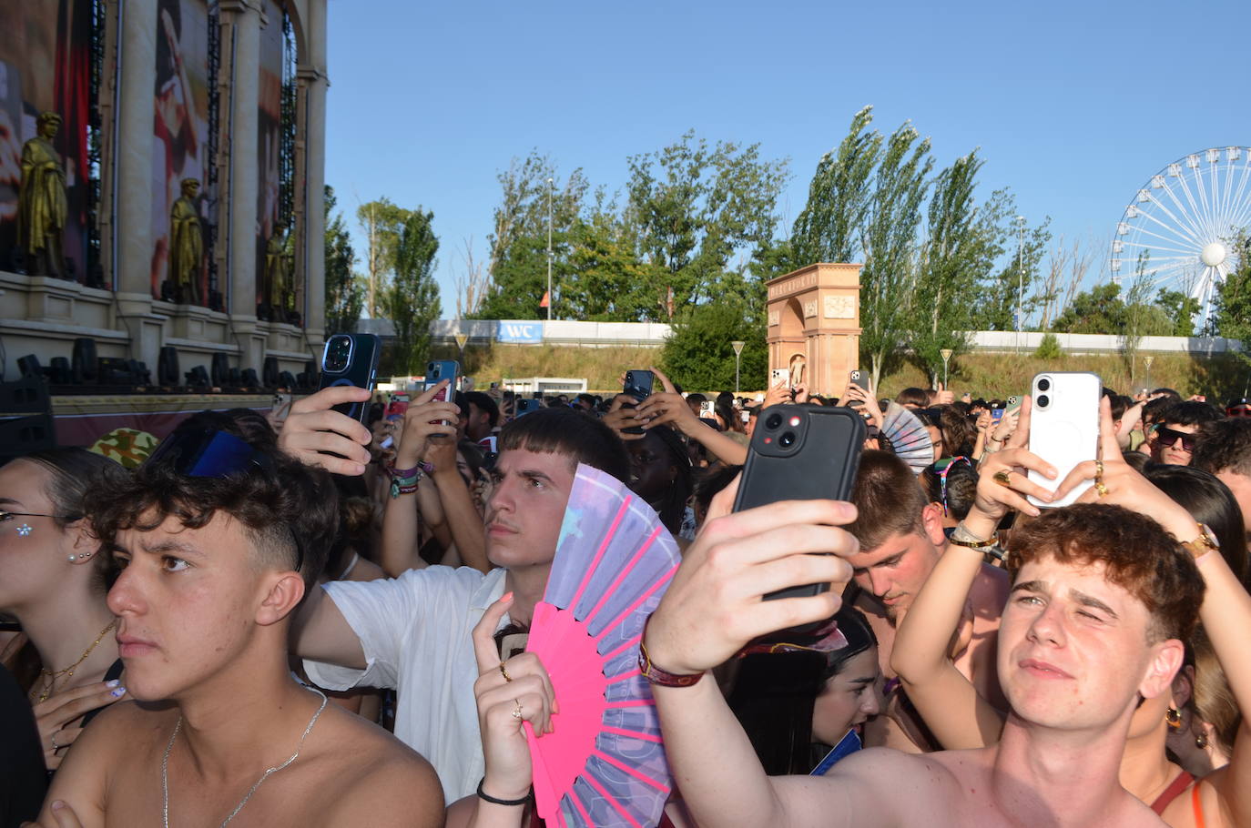 Móviles en mano, abanicos, pogos... Las imágenes que deja la inauguración del festival Holika