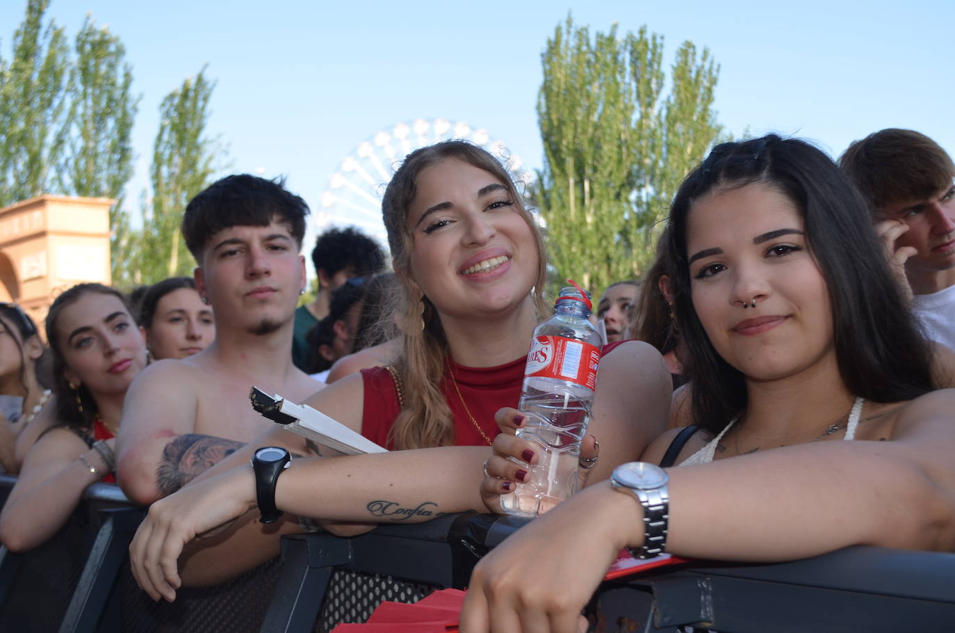 Móviles en mano, abanicos, pogos... Las imágenes que deja la inauguración del festival Holika