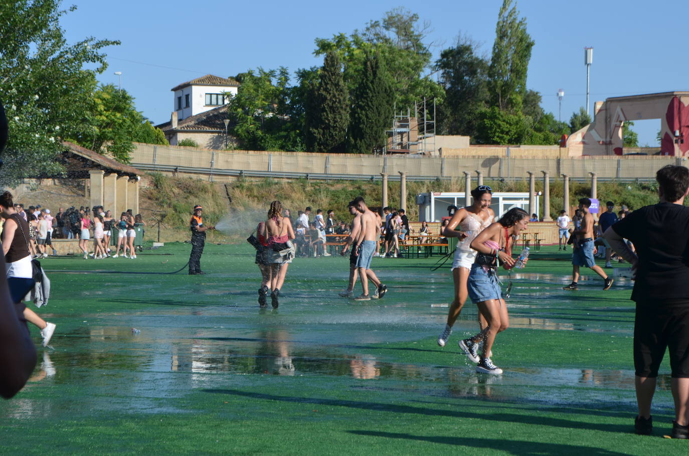 Móviles en mano, abanicos, pogos... Las imágenes que deja la inauguración del festival Holika