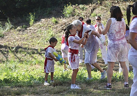 Los mini jarreros vencen en la Batalla del Vino Infantil