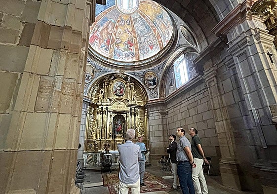 Visita de las autoridades a la capilla de Santa Bárbara de la iglesia de Agoncillo.