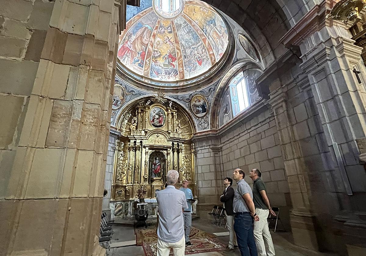 Visita de las autoridades a la capilla de Santa Bárbara de la iglesia de Agoncillo.