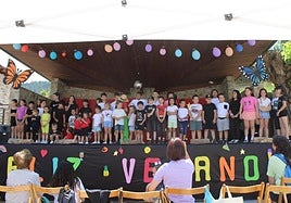 Los alumnos del CRA Cameros Nuevos durante la presentación del himno 'Aprendo entre montañas' en Torrecilla en Cameros.