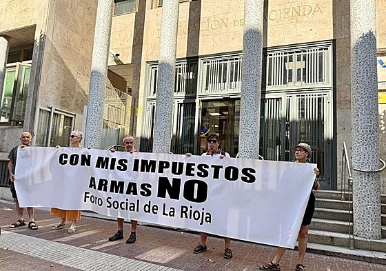 Tirso Irigoyen, miembro del Foro Social de La Rioja (a la izquierda), junto a otros miembros.