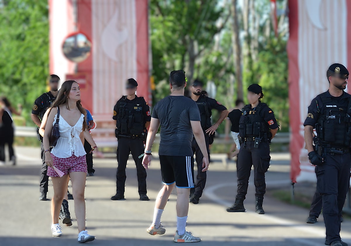 Agentes del GRS, ayer, en el acceso al recinto de conciertos.