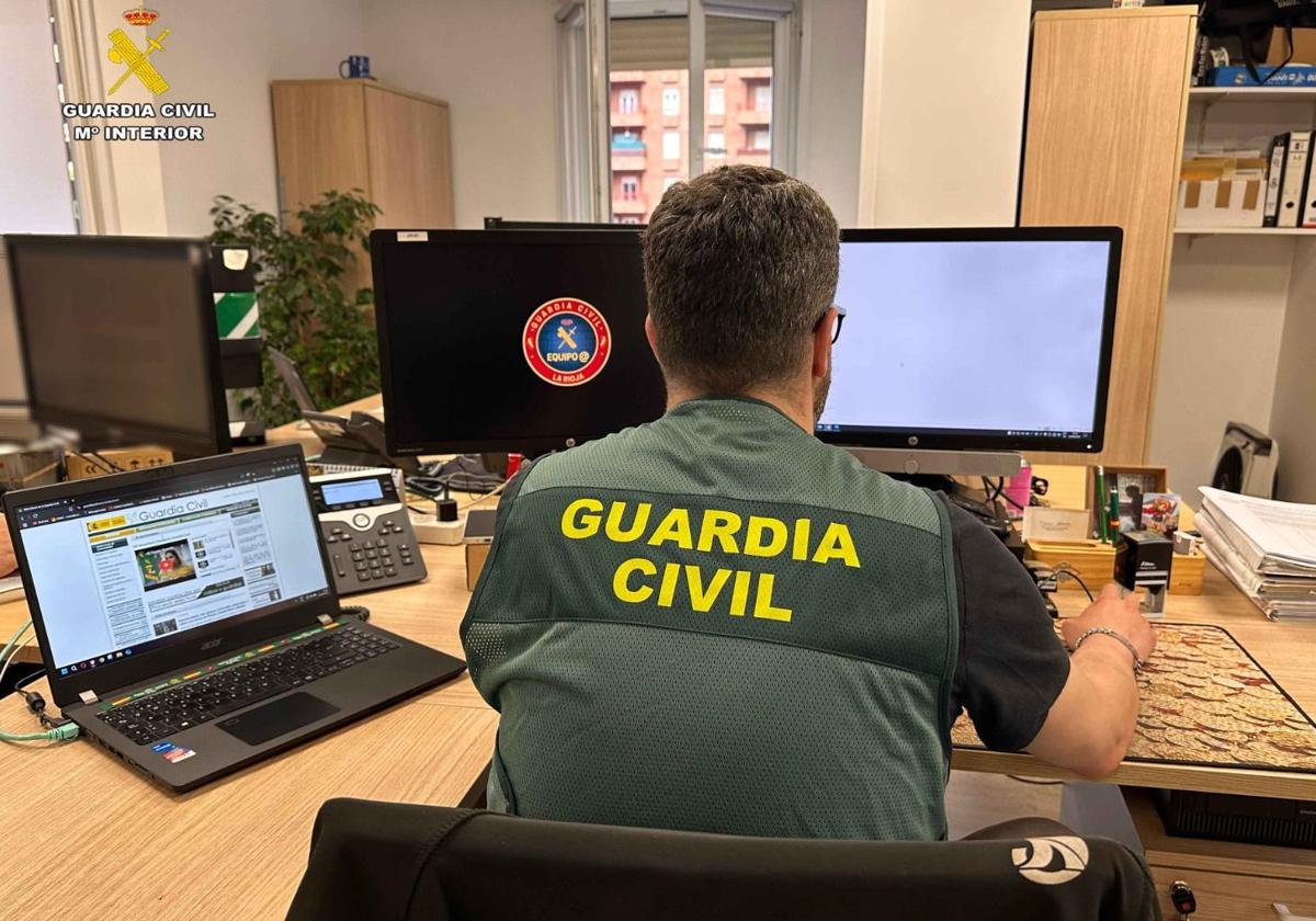 Un agente de la Guardia Civil trabaja en una investigación en una imagen de archivo.